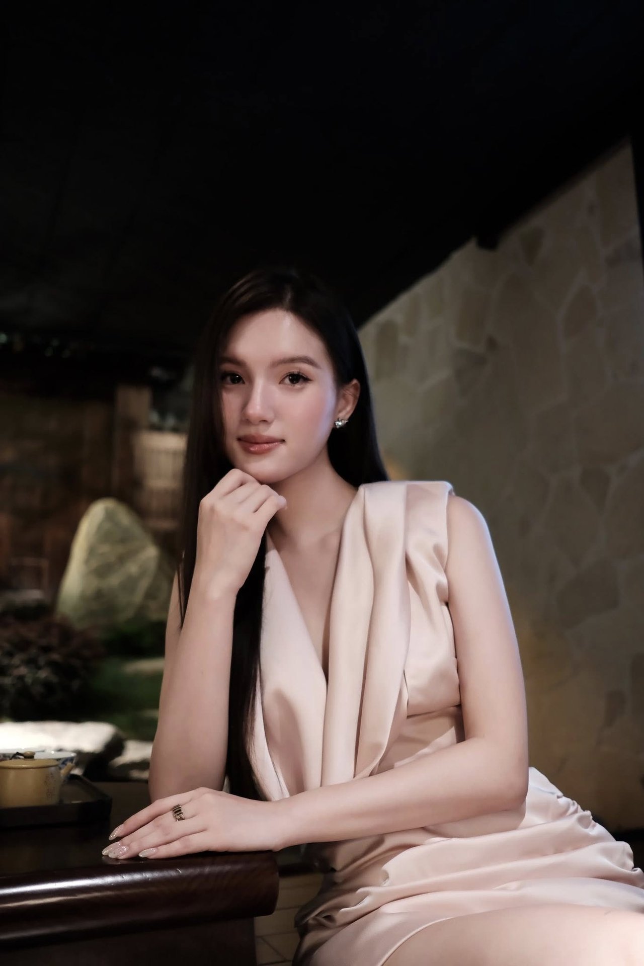 Chân dung cô gái xách vali cho Đỗ Hà ở Thanh Hoá gây sốt: Camera lia vội mà cũng cỡ này hả?- Ảnh 10.