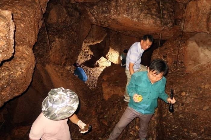 Khi đi được một đoạn, có người giẫm phạt vật gì đó rất giòn nên soi đuốc xuống để nhìn thì nhận ra đó mà một đoạn xương tay người. Mọi người hô nhau cùng chụm đuốc lại để tìm kiếm, chỉ ít giây sau, họ nhìn thấy một bộ xương người không còn nguyên vẹn nằm lộ thiên trên nền đá. Thông tin này lập tức được báo về cho Công an. Quá trình khám nghiệm, cơ quan công an phát hiện thu giữ một chiếc áo phông cộc tay, cổ tròn màu xanh có nhiều vết rách. (Bên trong hang núi, nơi phát hiện bộ xương khô)