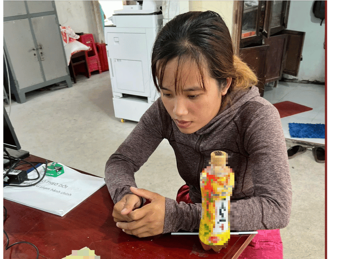 Cô gái trẻ quật ngã thợ hớt tóc 89 tuổi để cướp 9 chiếc nhẫn vàng- Ảnh 1.
