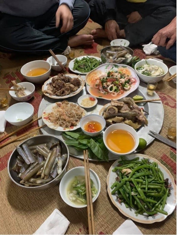 Gắp đồ ăn cho thông gia tương lai, người phụ nữ ngượng