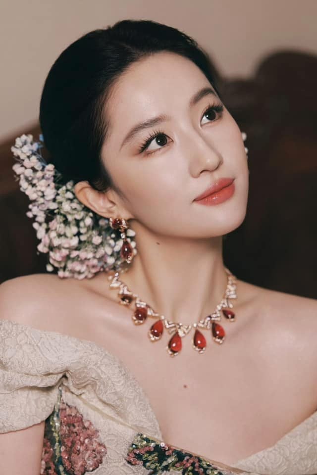 Nhìn ảnh mới của Lưu Diệc Phi mới thấy: Nét tướng “ngậm ngọc trong miệng”, cả đời hưởng phú quý- Ảnh 4.