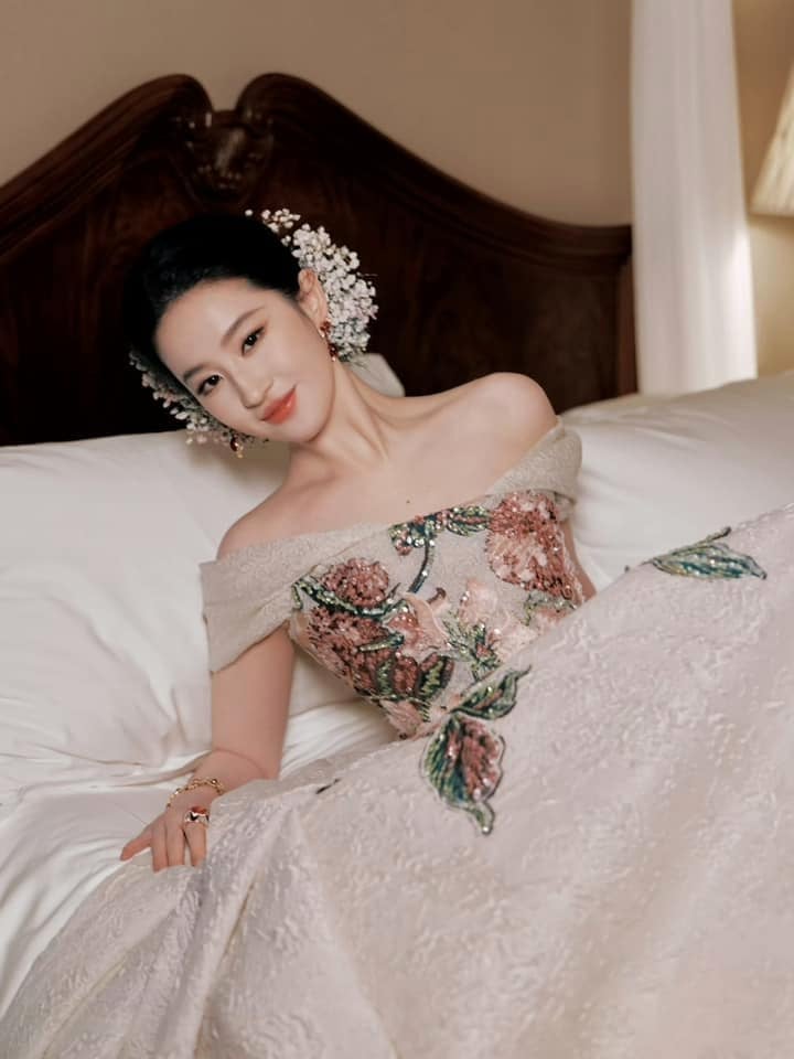 Nhìn ảnh mới của Lưu Diệc Phi mới thấy: Nét tướng “ngậm ngọc trong miệng”, cả đời hưởng phú quý- Ảnh 6.