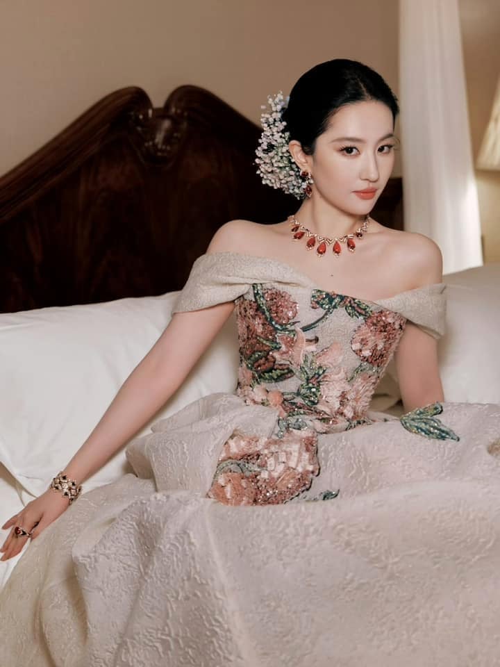 Nhìn ảnh mới của Lưu Diệc Phi mới thấy: Nét tướng “ngậm ngọc trong miệng”, cả đời hưởng phú quý- Ảnh 7.