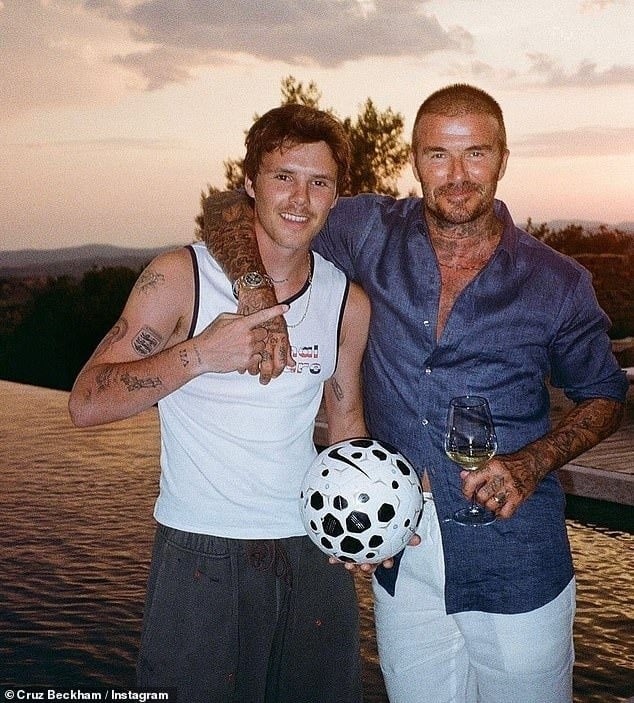 25-1761354814-con-trai-beckham-gay-soc-khi-viet-nhac-ve-tinh-duc.jpg