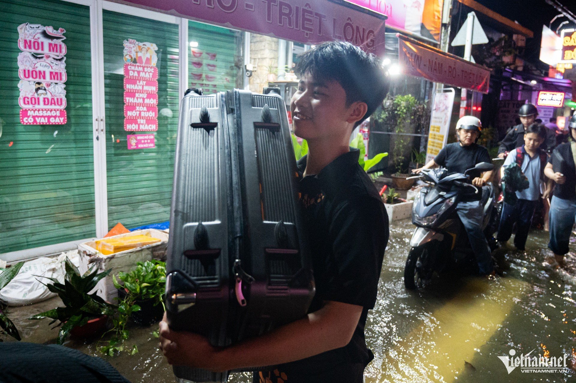 W-triều cường TPHCM nguyễn huế 26.jpg