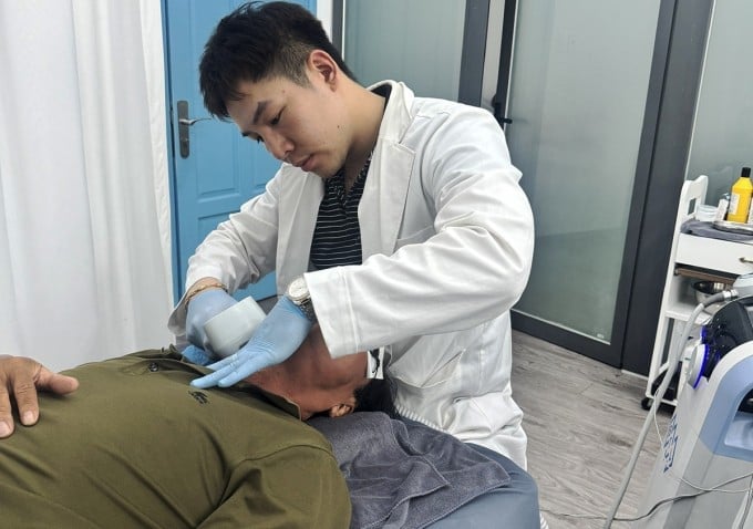 Nhân viên giả bác sĩ chữa bệnh bị bắt quả tang. Ảnh: Công an TP HCM