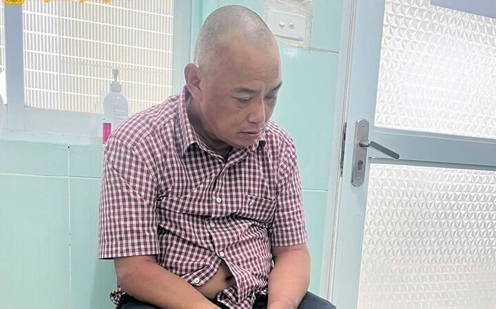 Người đàn ông cầm dao khống chế cháu nhỏ, đâm Đại úy công an bị thương - Ảnh 1.
