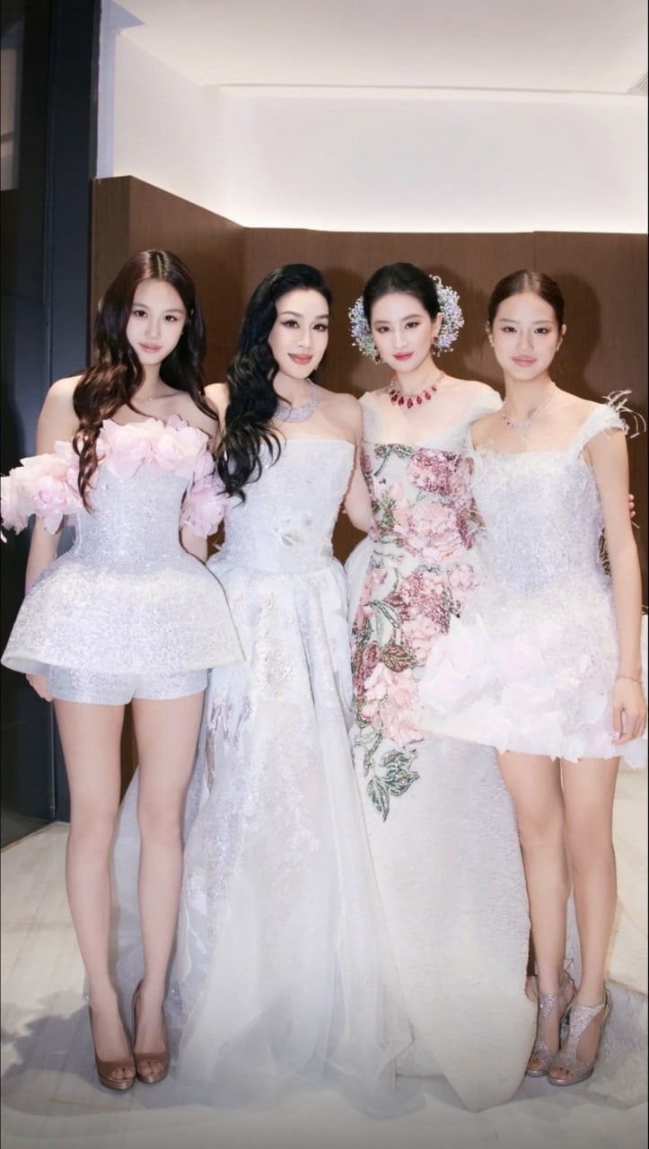 Con gái 15 tuổi của