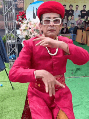 26-1761442226-chuyen-gi-da-xay-ra-khien-mc-thanh-bach-nhu-the-nay.gif