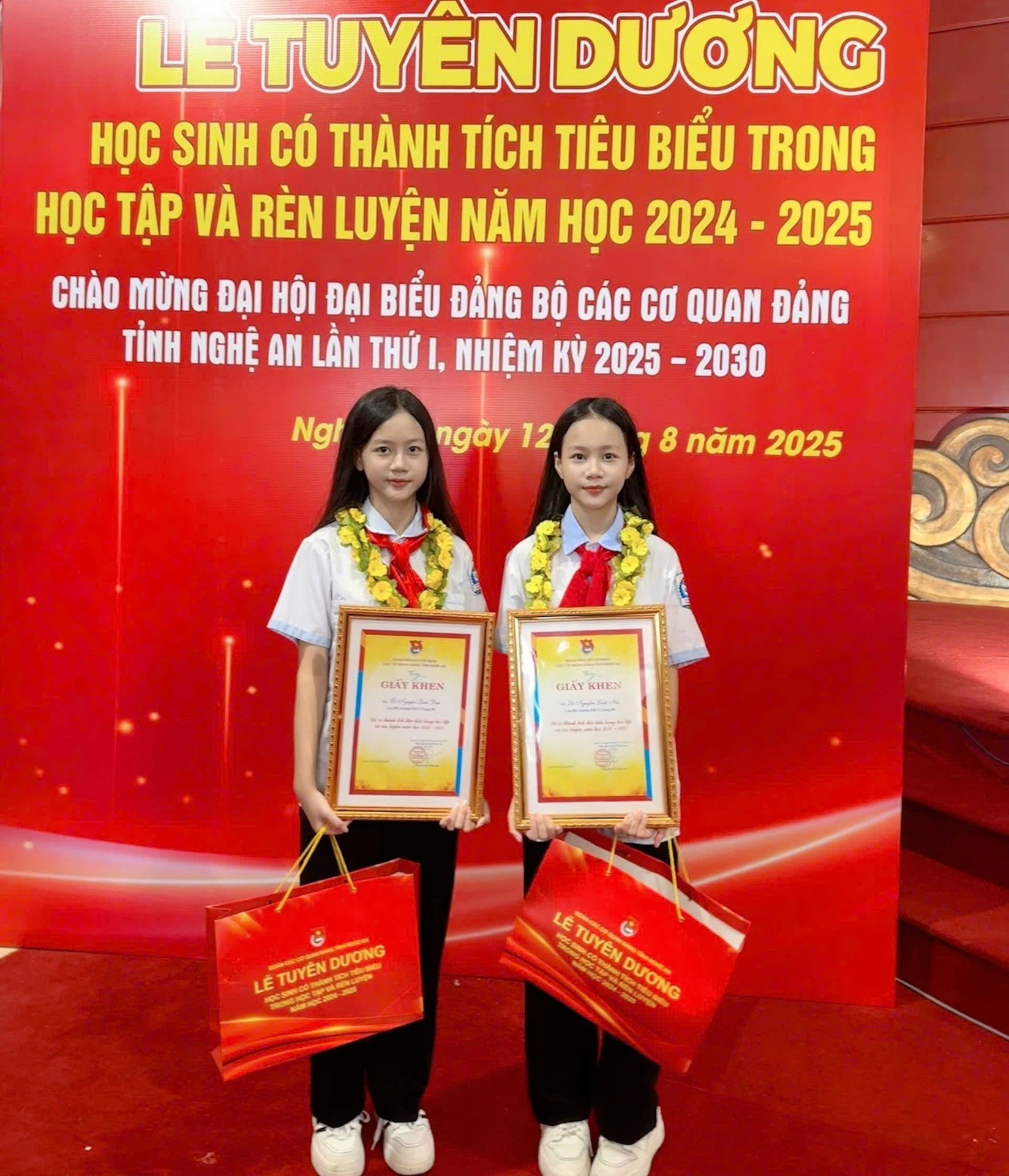 26-1761443019-chi-em-sinh-doi-cung-gianh-giai-hoc-sinh-gioi.jpg