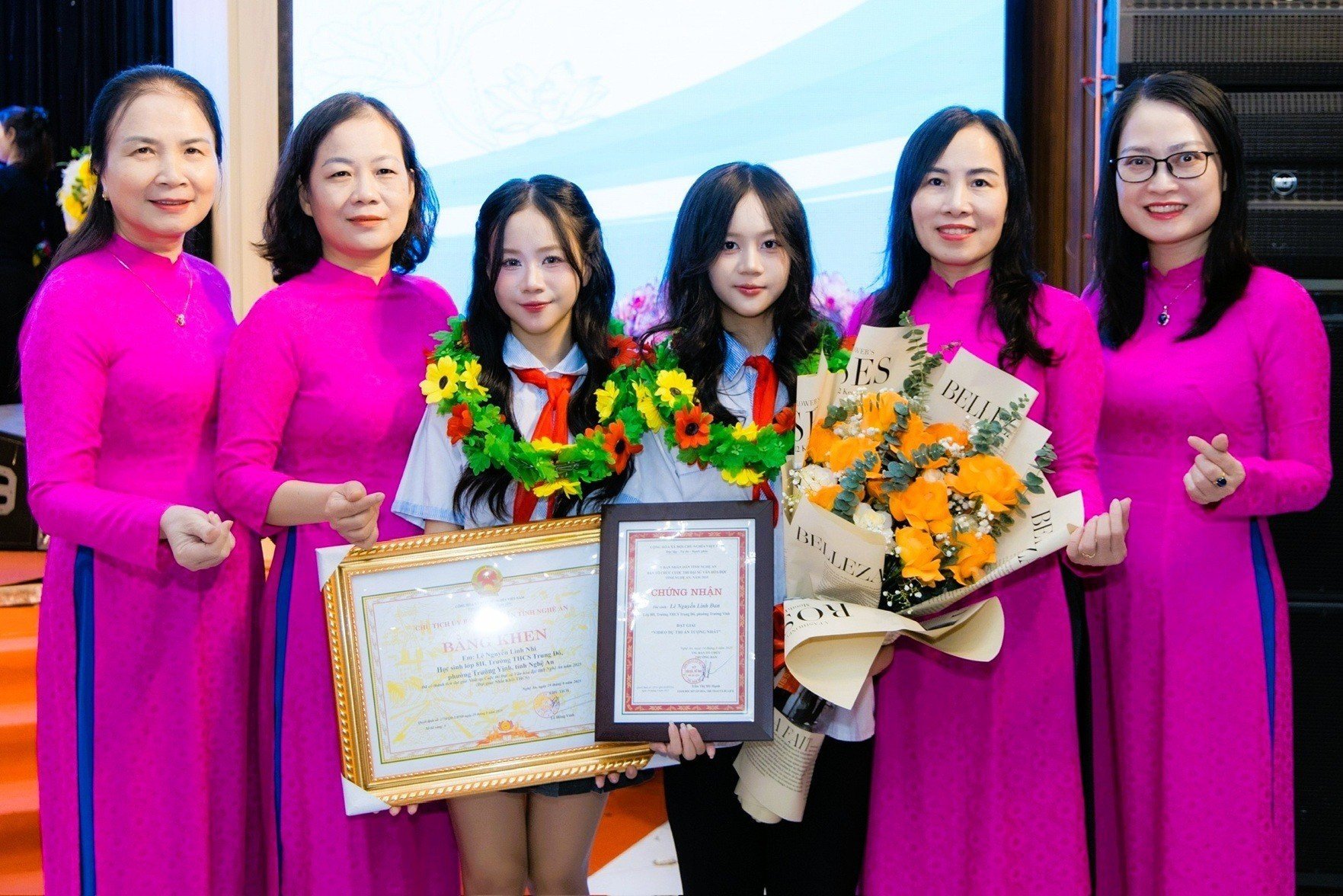 26-1761443019-chi-em-sinh-doi-cung-gianh-giai-hoc-sinh-gioi.jpg
