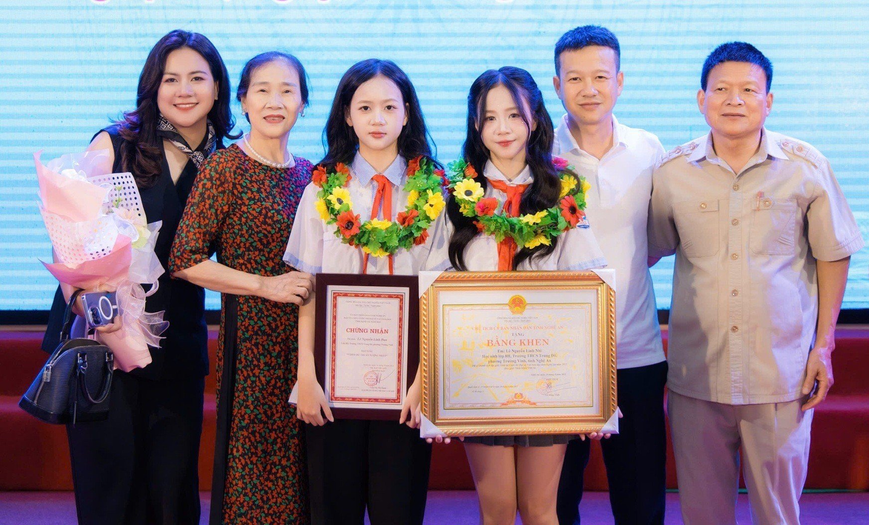 26-1761443019-chi-em-sinh-doi-cung-gianh-giai-hoc-sinh-gioi.jpg