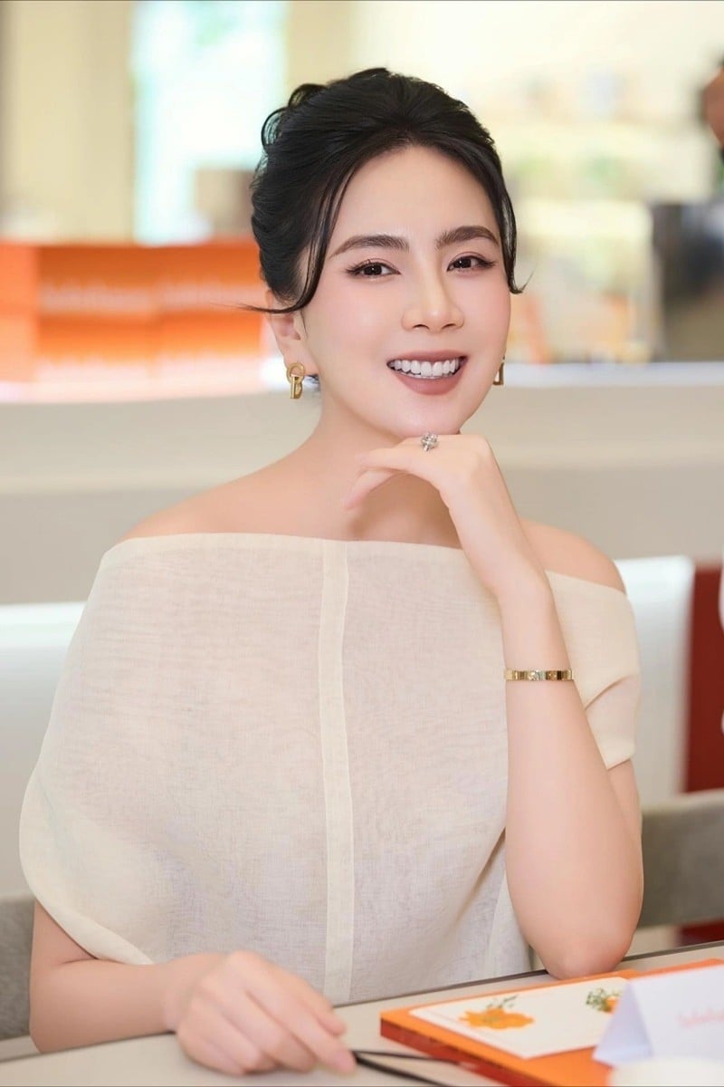 26-1761463225-mc-mai-ngoc-song-nhu-ba-hoang-trong-lau-dai-nha-chong-o-bac-ninh.jpg