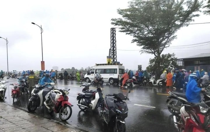 Gió mạnh cuốn người phụ nữ rơi xuống vực ở Đà Nẵng- Ảnh 1.