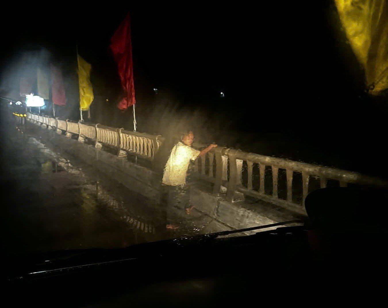 Danh tính người phụ nữ đứng trên cầu lúc 1 giờ sáng- Ảnh 1.