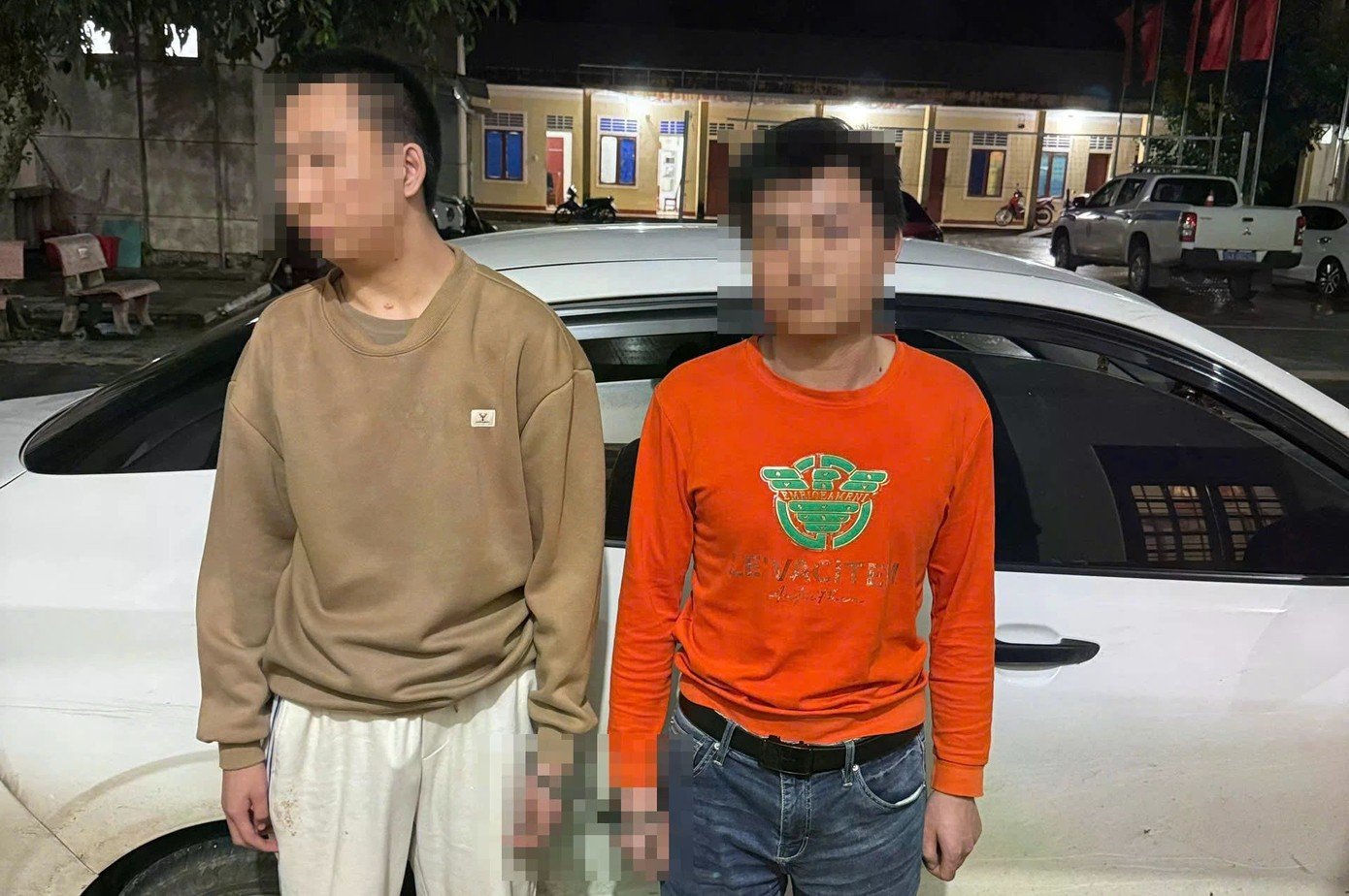 Bí ẩn 2 người nước ngoài không giấy tờ được người lạ thuê tài xế chở ra Hà Nội với giá 7 triệu đồng- Ảnh 1.