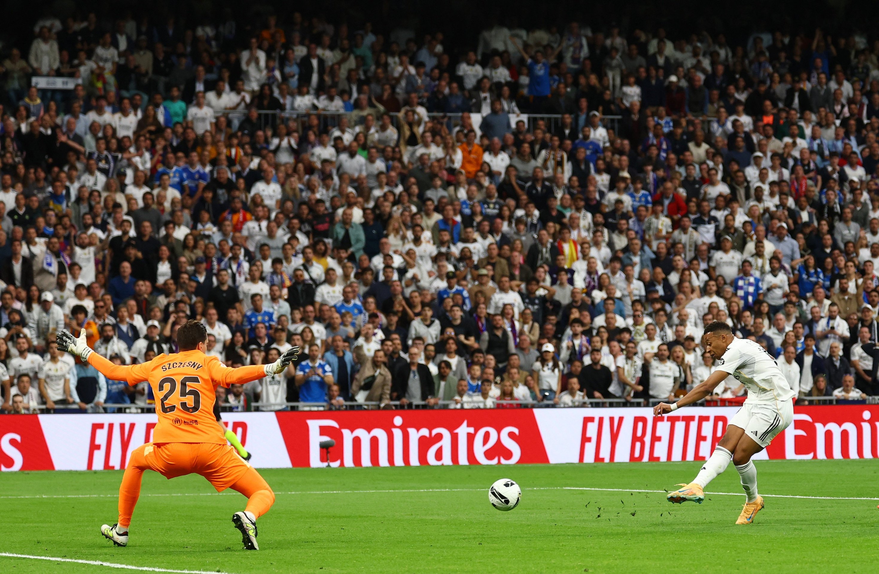 27-1761520656-mbappe-toa-sang-giup-real-ha-barca.jpg