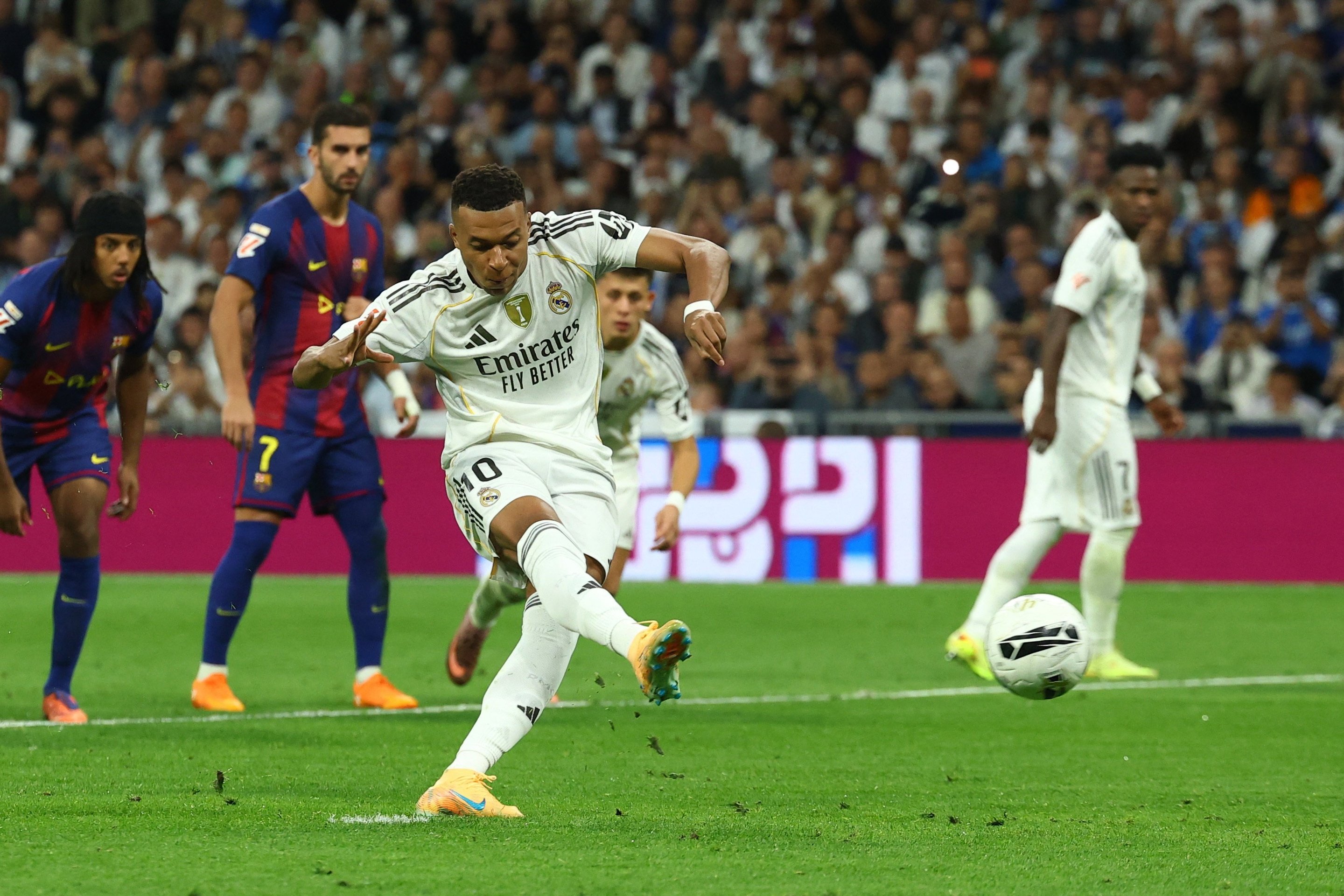 27-1761520658-mbappe-toa-sang-giup-real-ha-barca.jpg