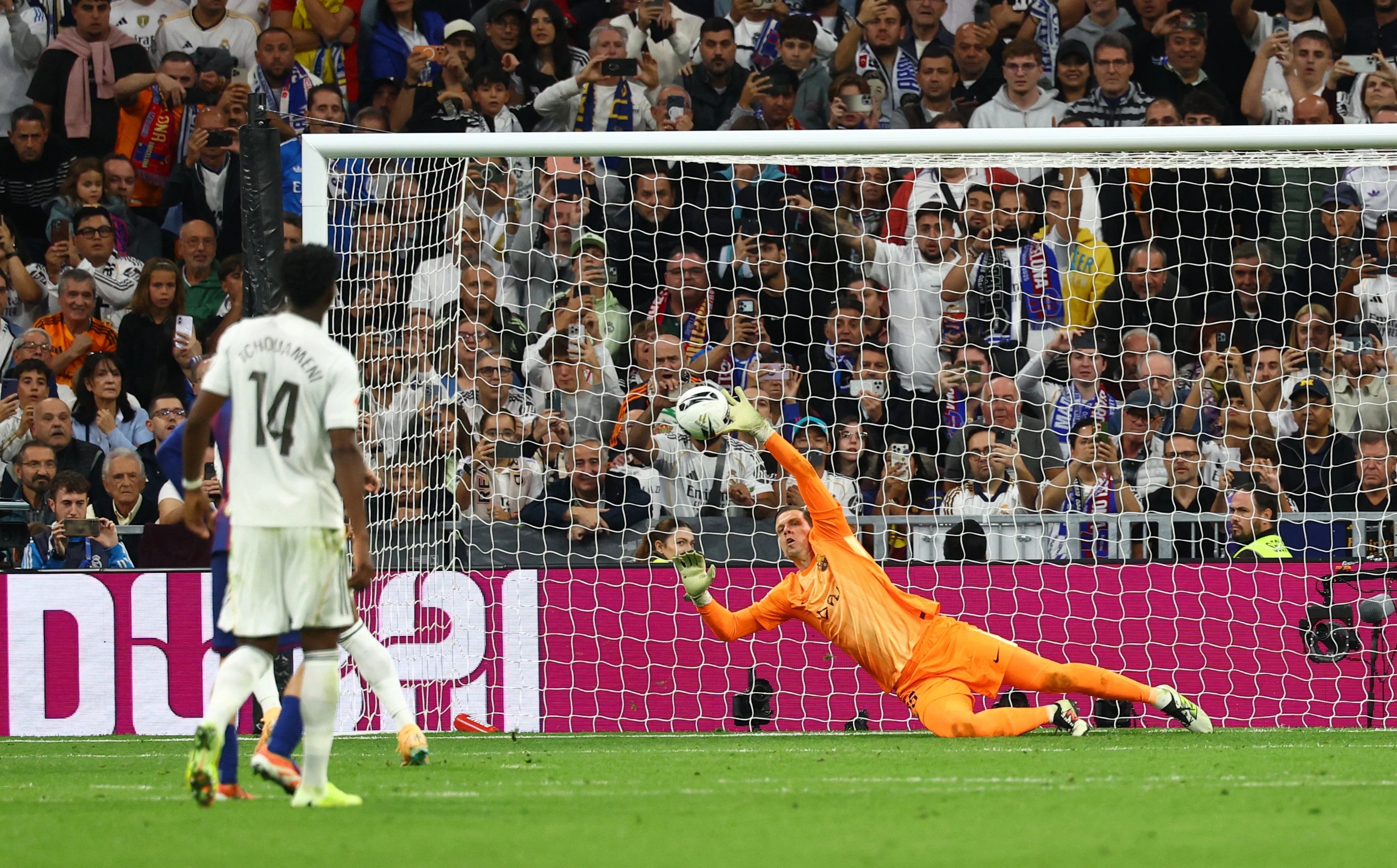 27-1761520658-mbappe-toa-sang-giup-real-ha-barca.jpg