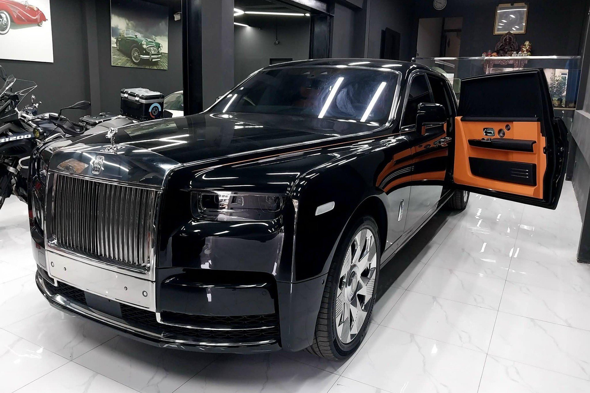 27-1761532742-dai-gia-sai-gon-chi-60-ty-tau-xe-sieu-sang-rolls-royce-phantom-viii.jpg