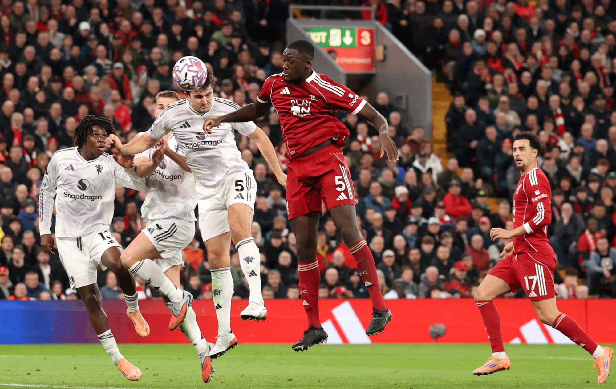Hai ngã rẽ của Man United và Liverpool - Ảnh 1.