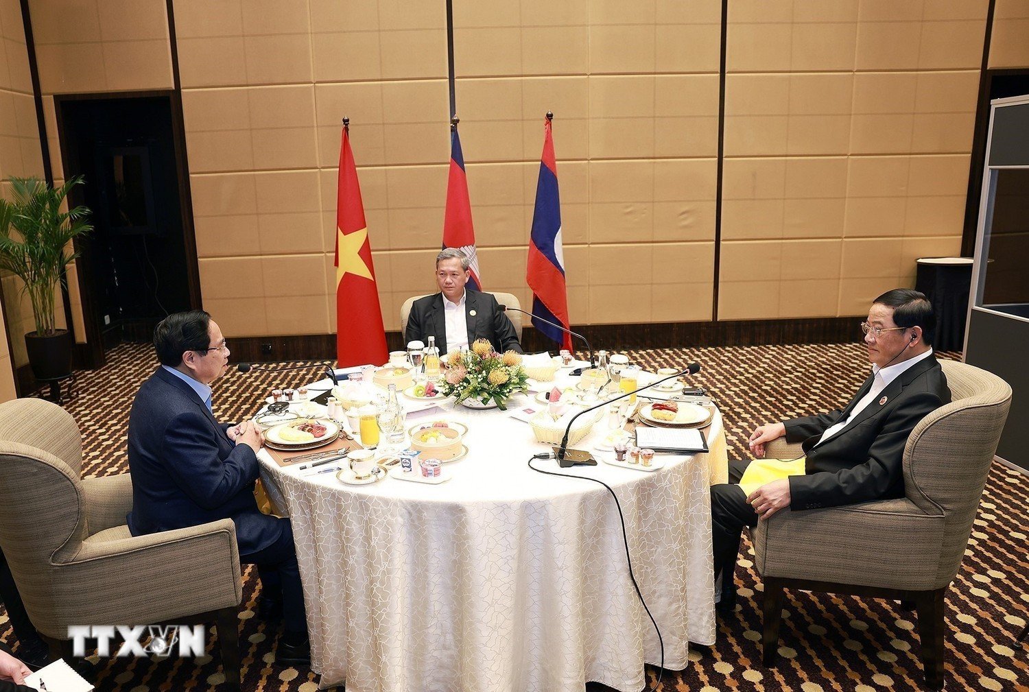 Thủ tướng Phạm Minh Chính ăn sáng làm việc với Thủ tướng Campuchia và Thủ tướng Lào - Ảnh 2.