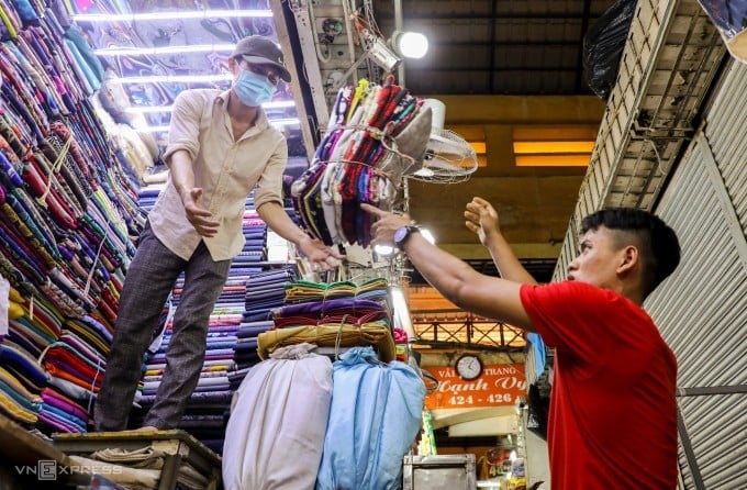 Tiểu thương kinh doanh tại chợ Bến Thành, TP HCM, tháng 3/2020. Ảnh: Quỳnh Trần