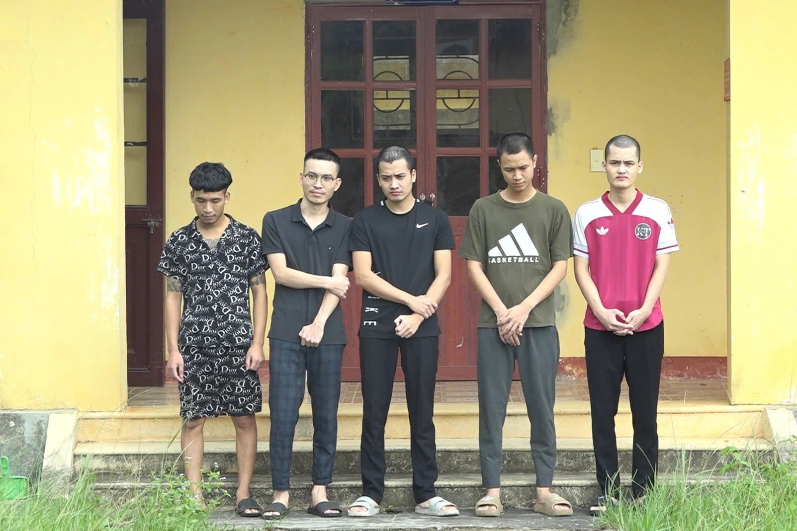 Phá đường dây làm hàng chục ngàn giấy tờ giả - Ảnh 1.