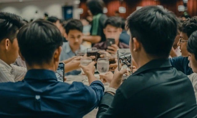 Họp lớp không phải để khoe mẽ: Bài học đắt giá tôi nhận được sau khi bị bạn thân 'sỉ nhục' trước đám đông - Ảnh 1.