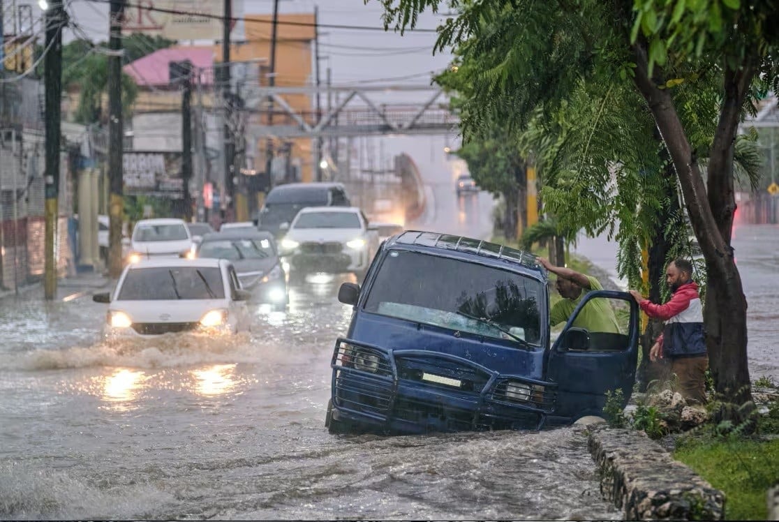 Siêu bão Melissa mạnh nhất kể từ thế kỷ 19 đi vào vùng Caribe, tàu chiến Mỹ khẩn cấp di chuyển - Ảnh 1.