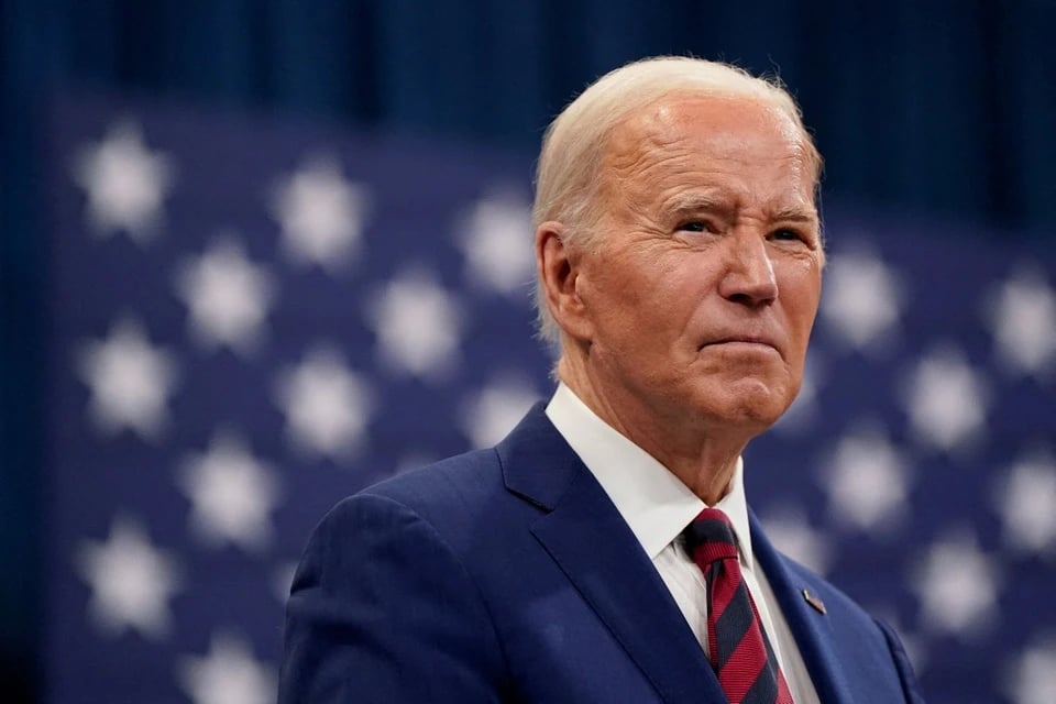 28-1761624390-cuu-tong-thong-biden-canh-bao.jpg