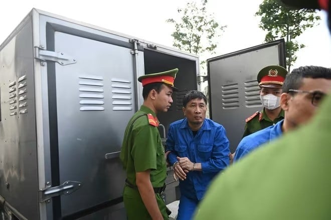 28-1761633467-nhieu-bi-cao-xin-vang-mat-tai-phien-xet-xu-vu-danh-bac-hang-tram-trieu-usd.jpg