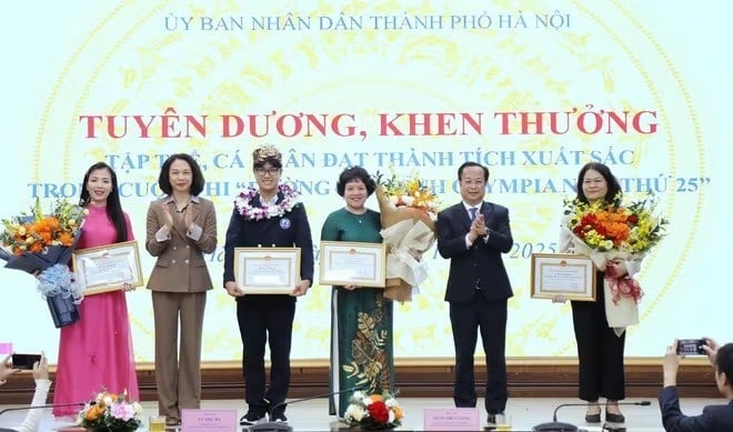 28-1761642737-quan-quan-duong-len-dinh-olympia-nhan-bang-khen-cua-chu-tich-ubnd-tp-ha-noi.jpg