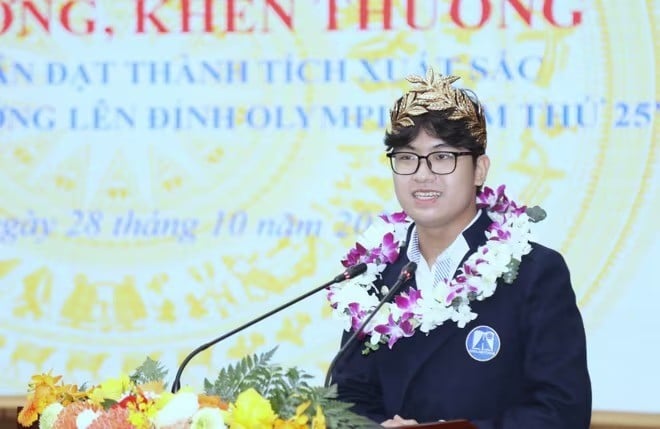 28-1761642737-quan-quan-duong-len-dinh-olympia-nhan-bang-khen-cua-chu-tich-ubnd-tp-ha-noi.jpg