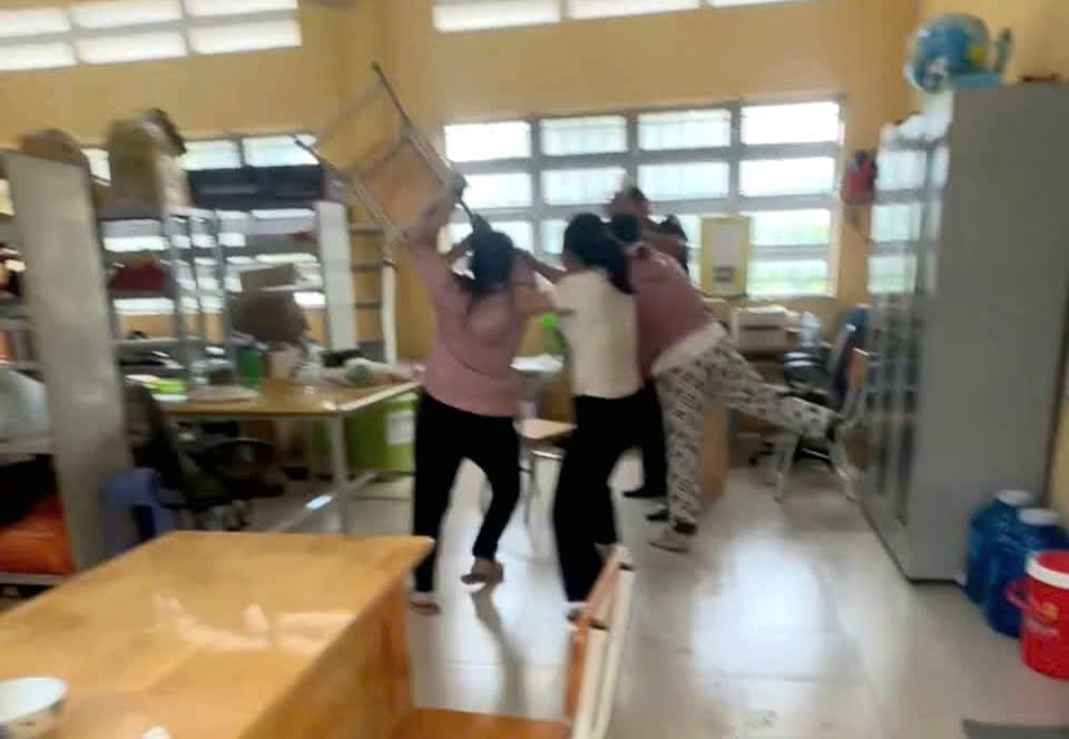 Nữ phụ huynh vào trường hành hung nam giáo viên vì nhắn tin