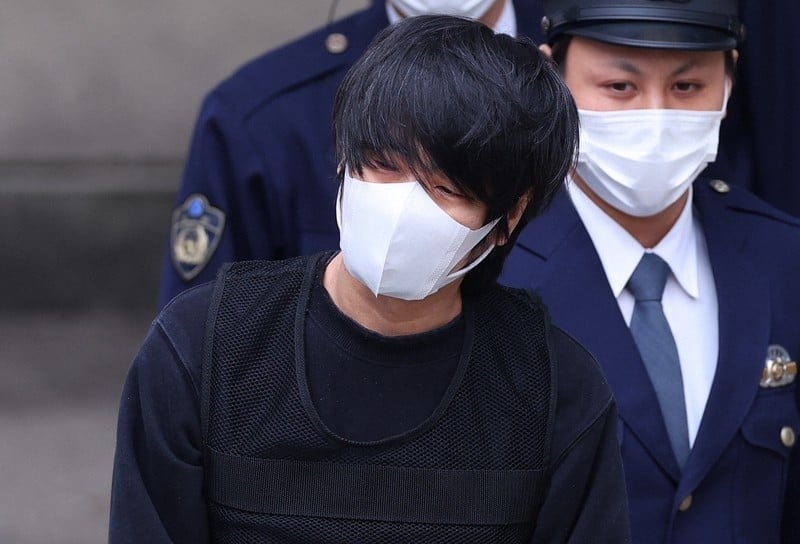 Nghi phạm ám sát ông Abe Shinzo nhận tội, sốt vé dự khán phiên tòa - Ảnh 1.