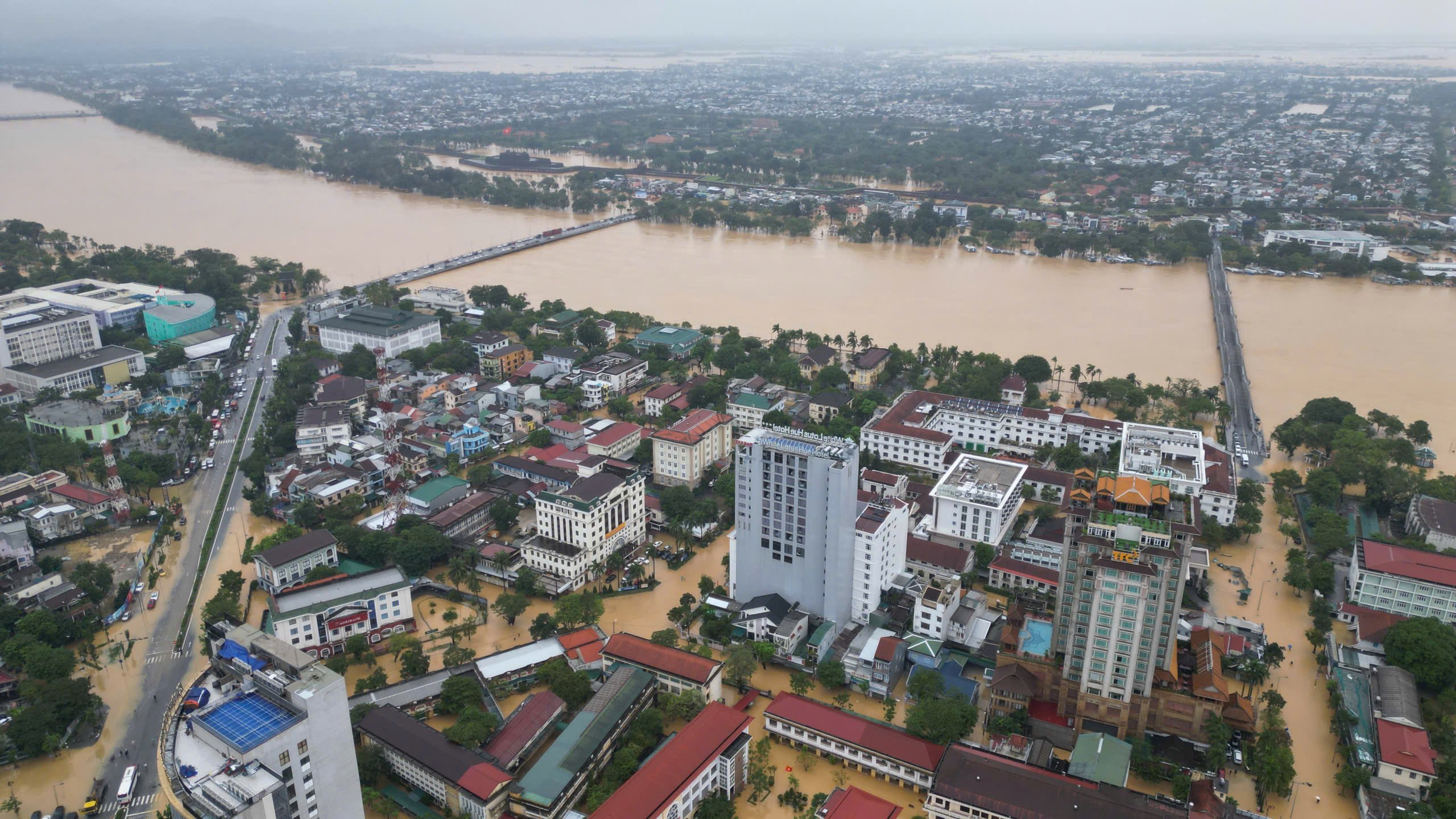 Mưa lớn gây thiệt hại nặng nề tại miền Trung việt nam , 4 người chết - Ảnh 1.