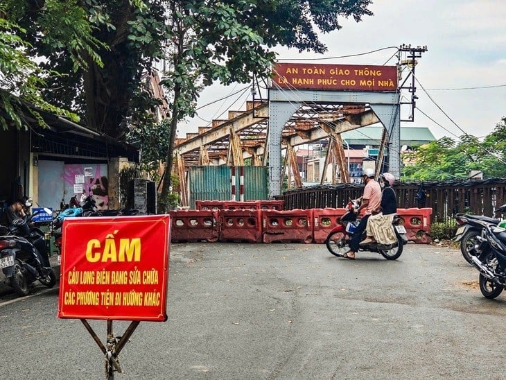 29-1761722477-ha-noi-bat-ngo-rao-dong-cau-long-bien-nguoi-dan-ngo-ngac-giao-thong-hon-loan.jpg