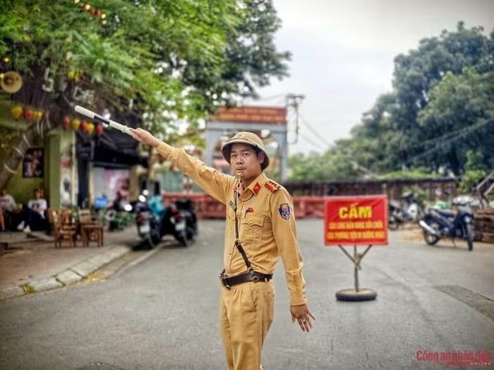 29-1761722477-ha-noi-bat-ngo-rao-dong-cau-long-bien-nguoi-dan-ngo-ngac-giao-thong-hon-loan.jpg