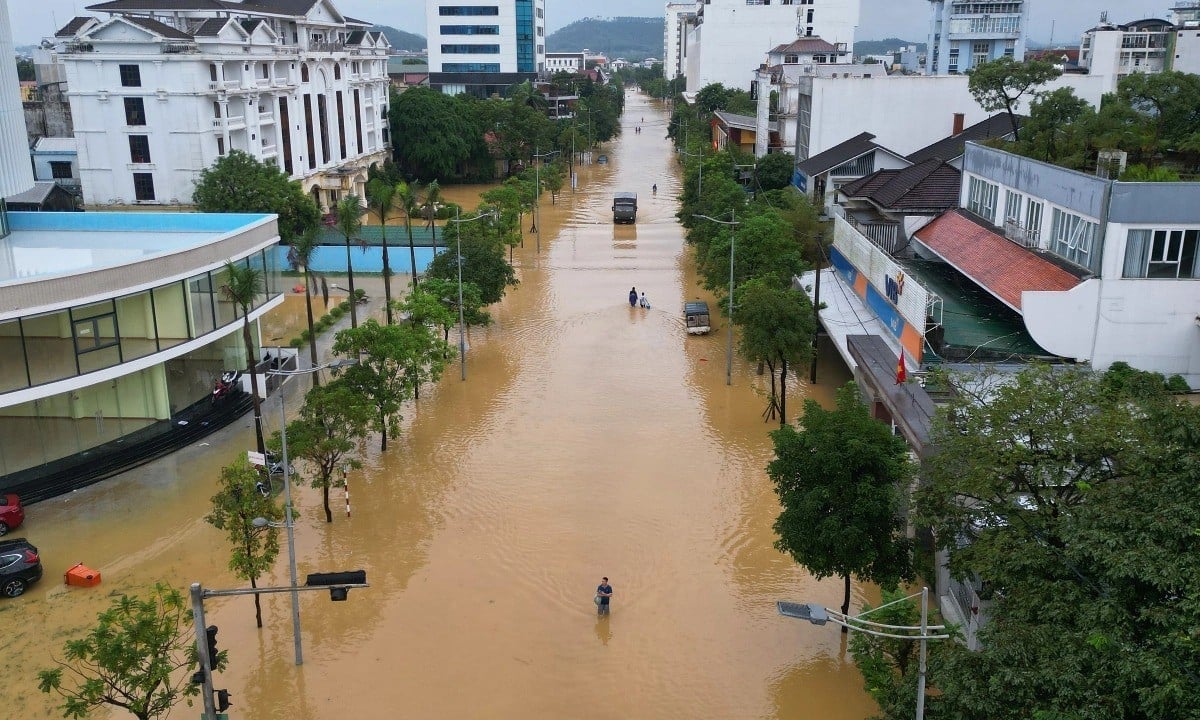 29-1761741650-canh-bao-khan-cap-lu-lich-su-de-doa-song-thu-bon-hue-da-nang-tai-ngap-sau-dien-rong.jpg