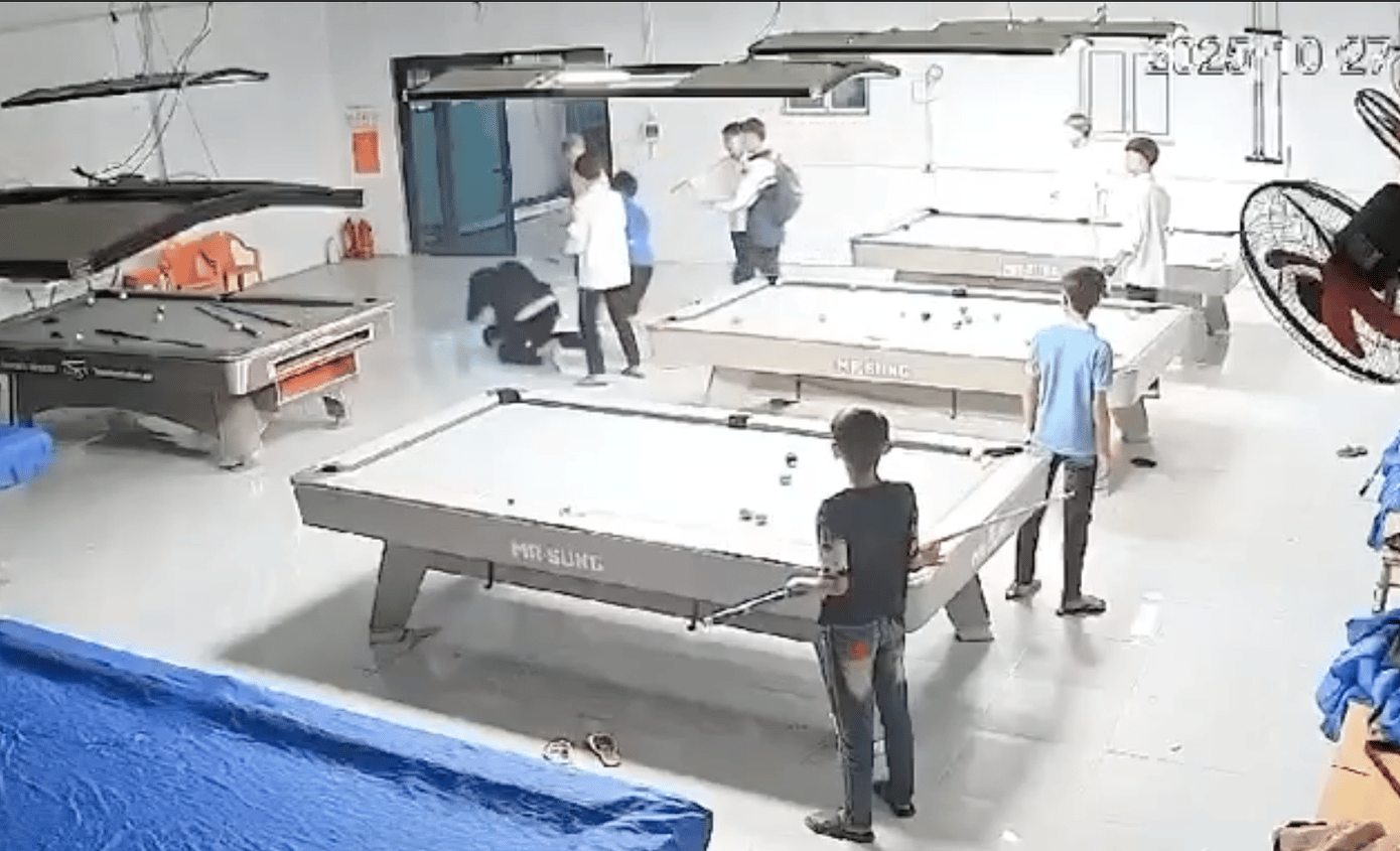 Nam sinh lớp 10 bị nhóm bạn dùng gậy bi-a đánh nhập viện- Ảnh 1.