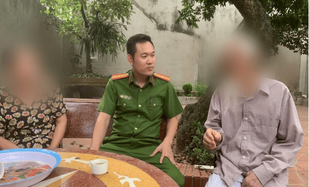 Cụ ông ở Phúc Thọ vội vã thống kê tiền, vàng, sổ đỏ... sau cuộc gọi lạ