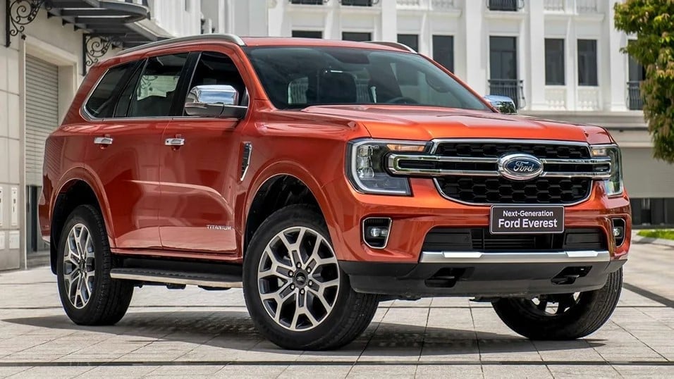 31-1761885658-gia-lan-banh-ford-everest-giam-sap-san-cuoi-thang-102025-khac-che-santa-fe-va-toyota-fortuner.jpg