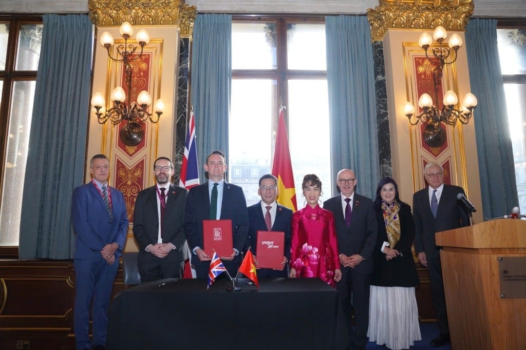 Tổng Giám đốc Vietjet Đinh Việt Phương (giữa, phải) và ông Ewen McDonald, Tổng Giám đốc Thương mại Tập đoàn Rolls-Royce (giữa, trái) ký kết hợp đồng động cơ và dịch vụ động cơ Trent 7000 trị giá 3,8 tỷ Đô la Mỹ tại Bộ Ngoại giao Anh.