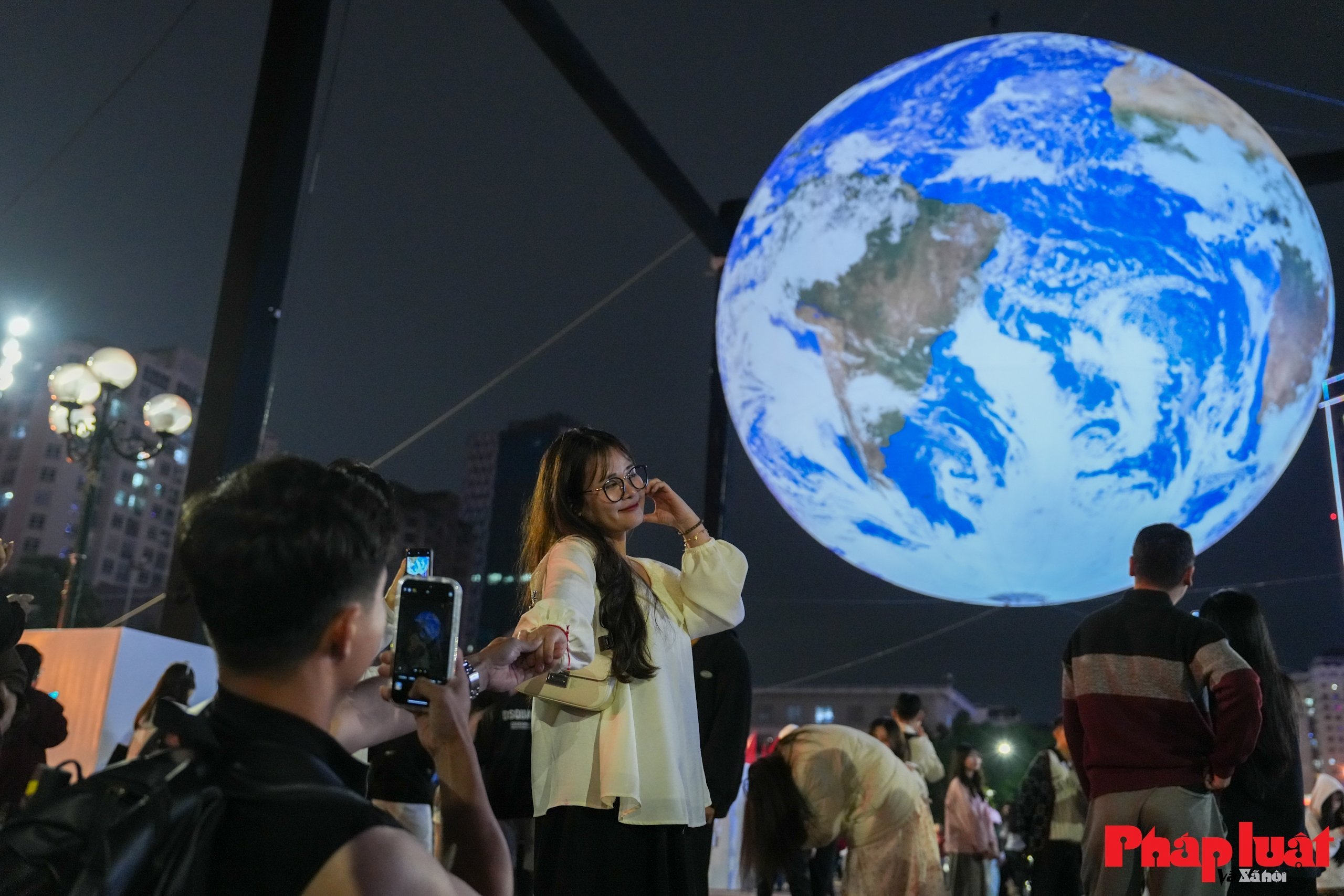 Giới trẻ Hà Nội nô nức check in cùng Trái Đất lơ lửng bên Hồ Tây