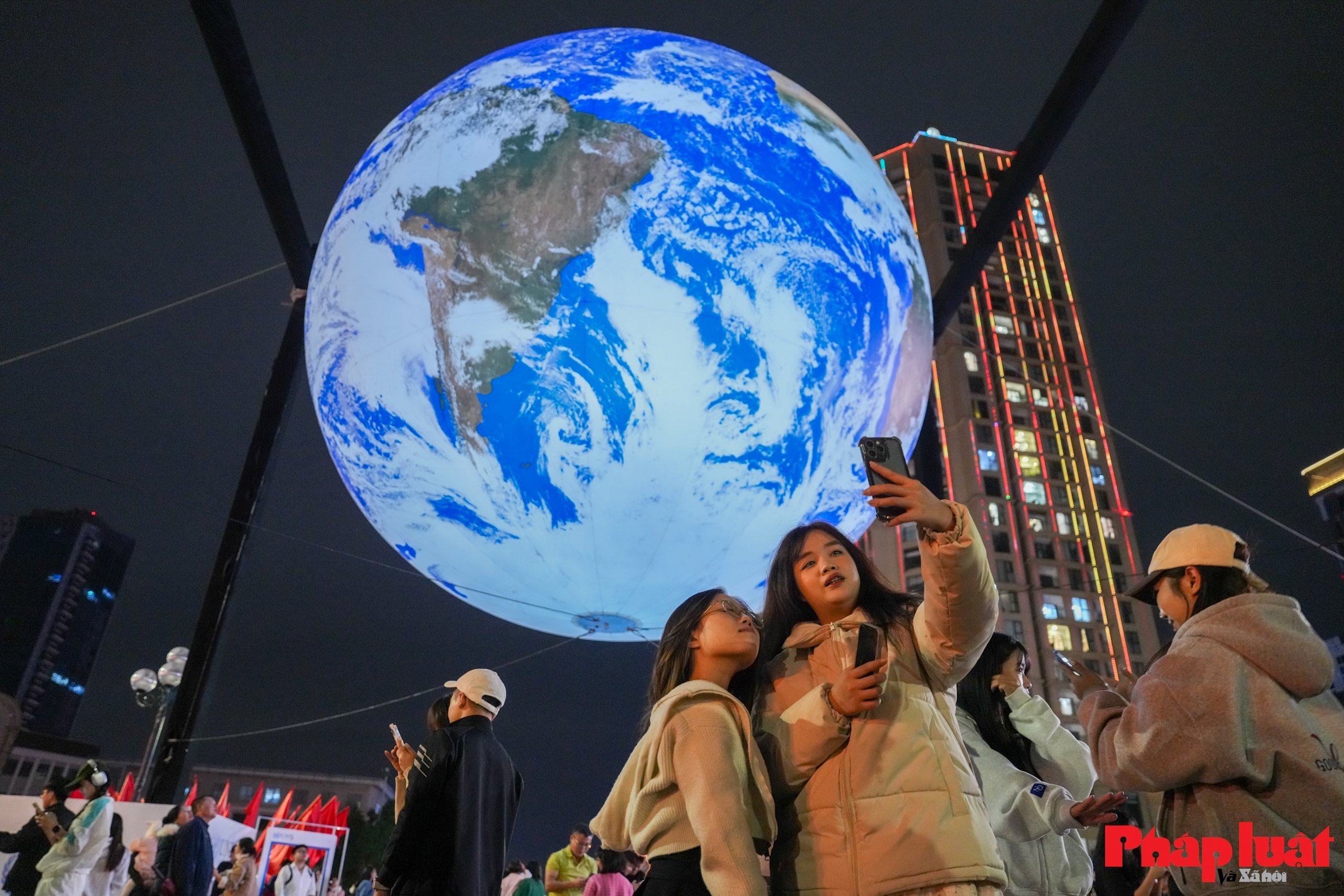 Giới trẻ Hà Nội nô nức check in cùng Trái Đất lơ lửng bên Hồ Tây