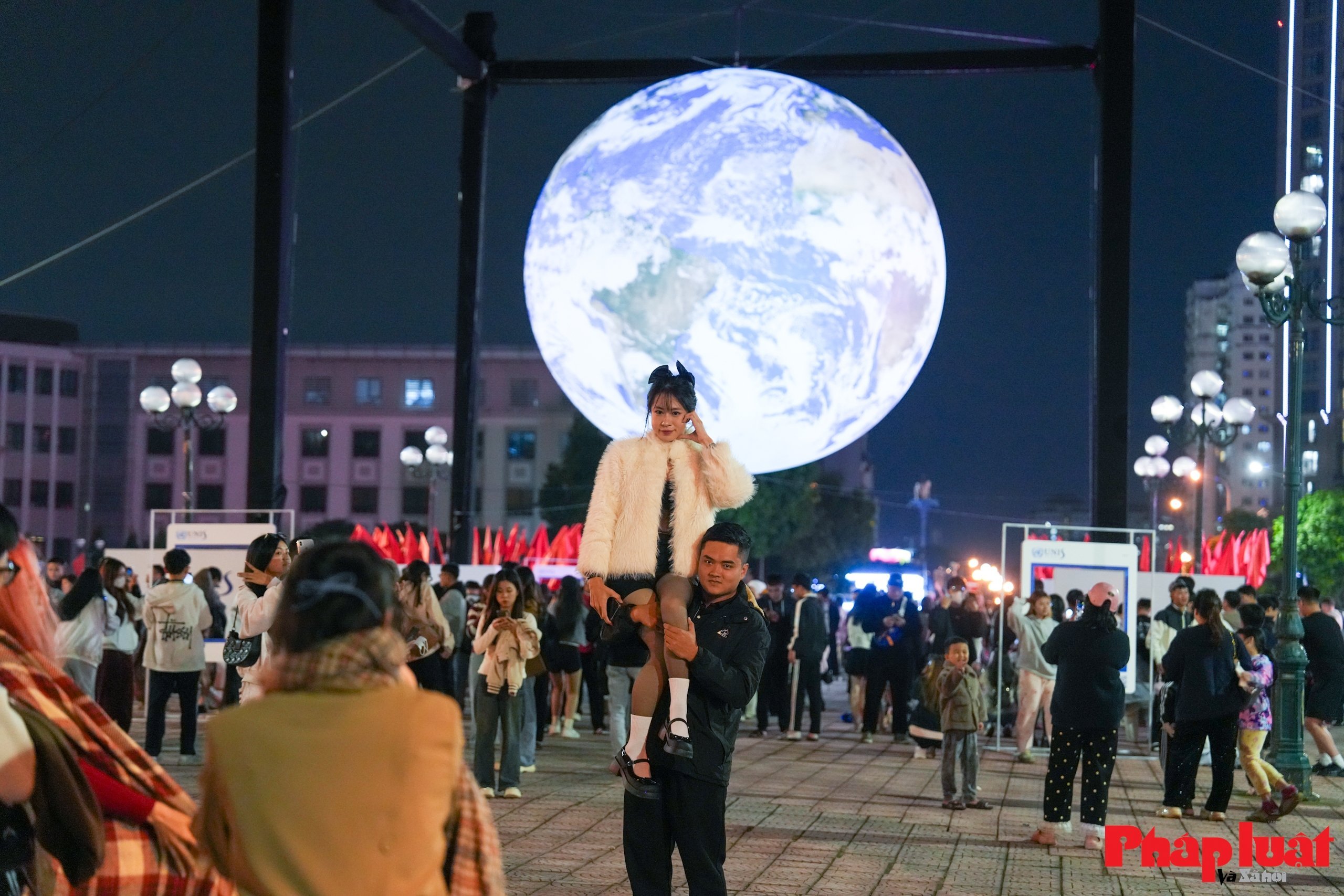 Giới trẻ Hà Nội nô nức check in cùng Trái Đất lơ lửng bên Hồ Tây