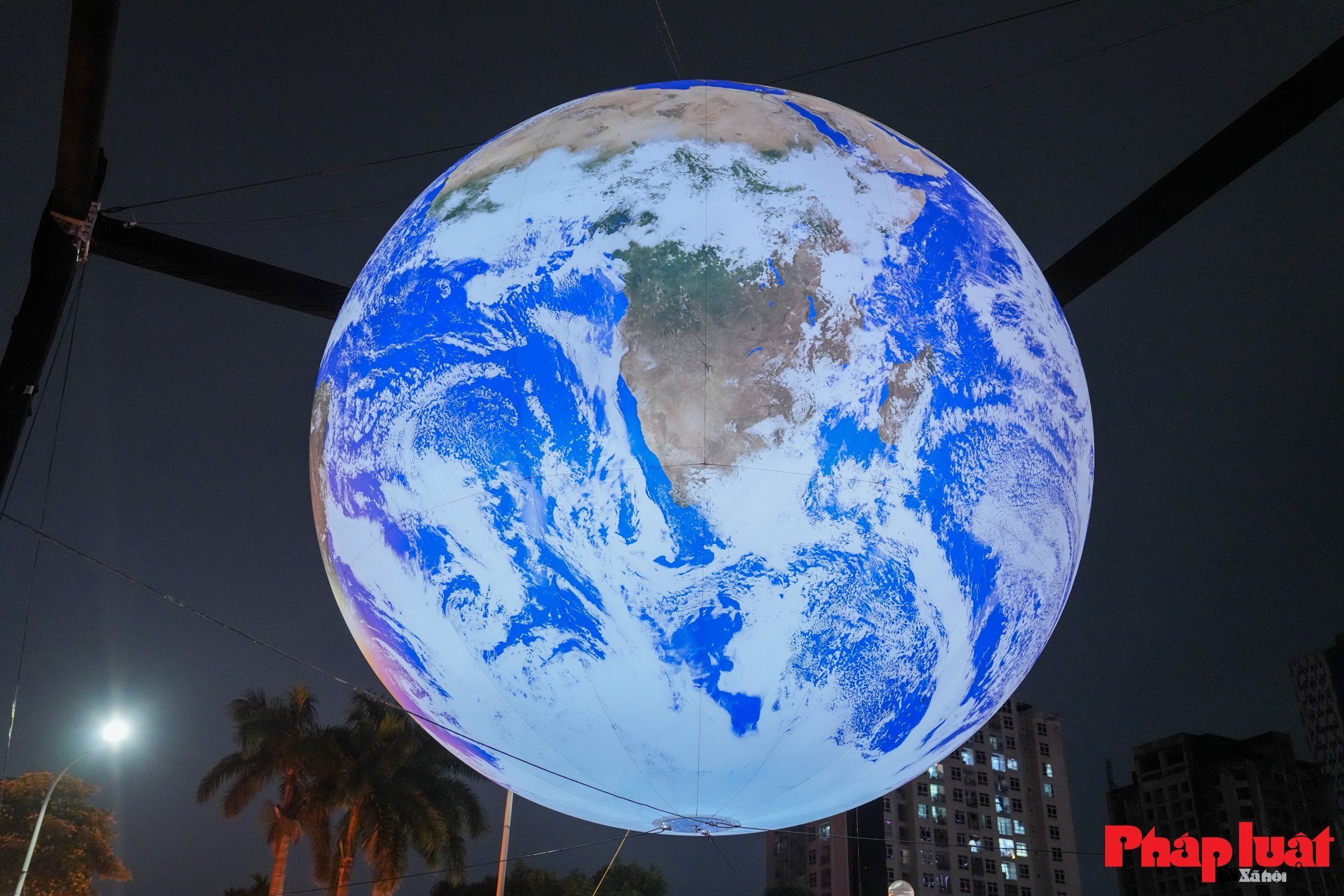 Giới trẻ Hà Nội nô nức check in cùng Trái Đất lơ lửng bên Hồ Tây