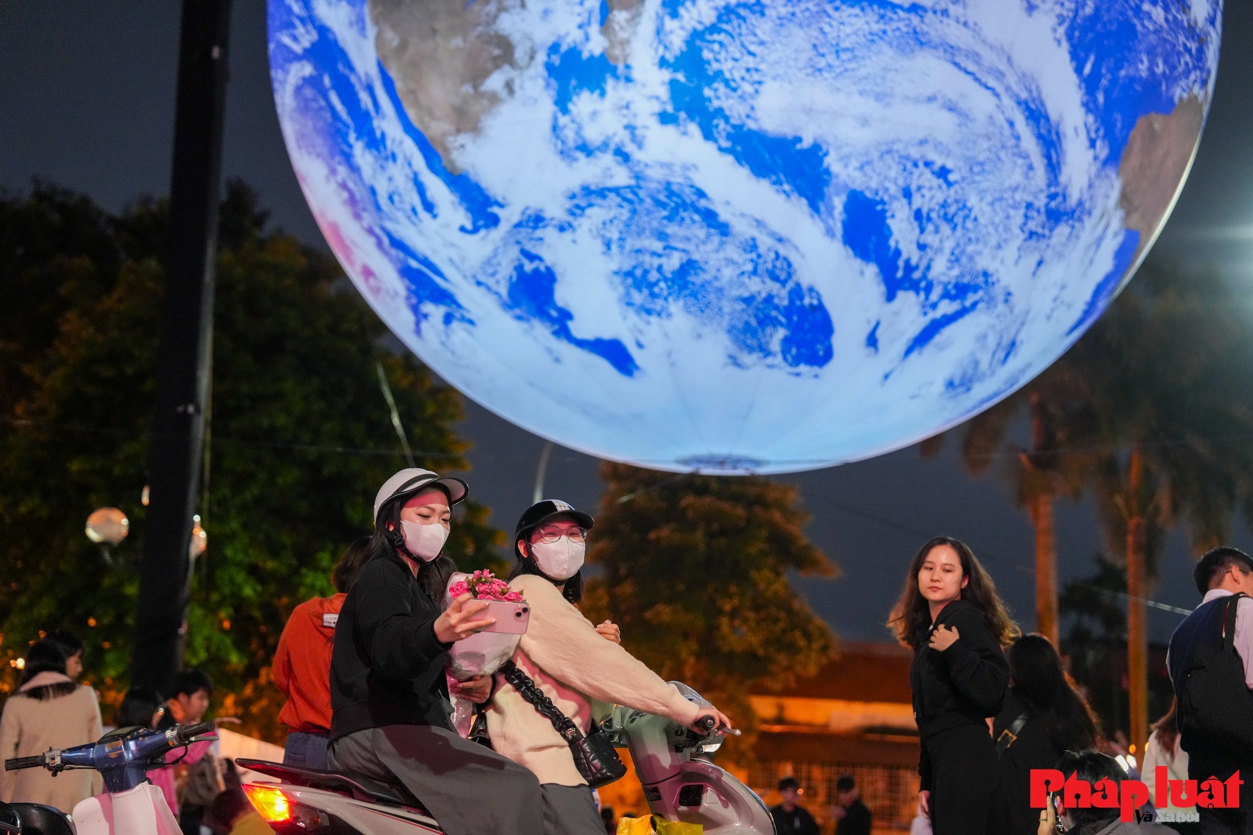 Giới trẻ Hà Nội nô nức check in cùng Trái Đất lơ lửng bên Hồ Tây
