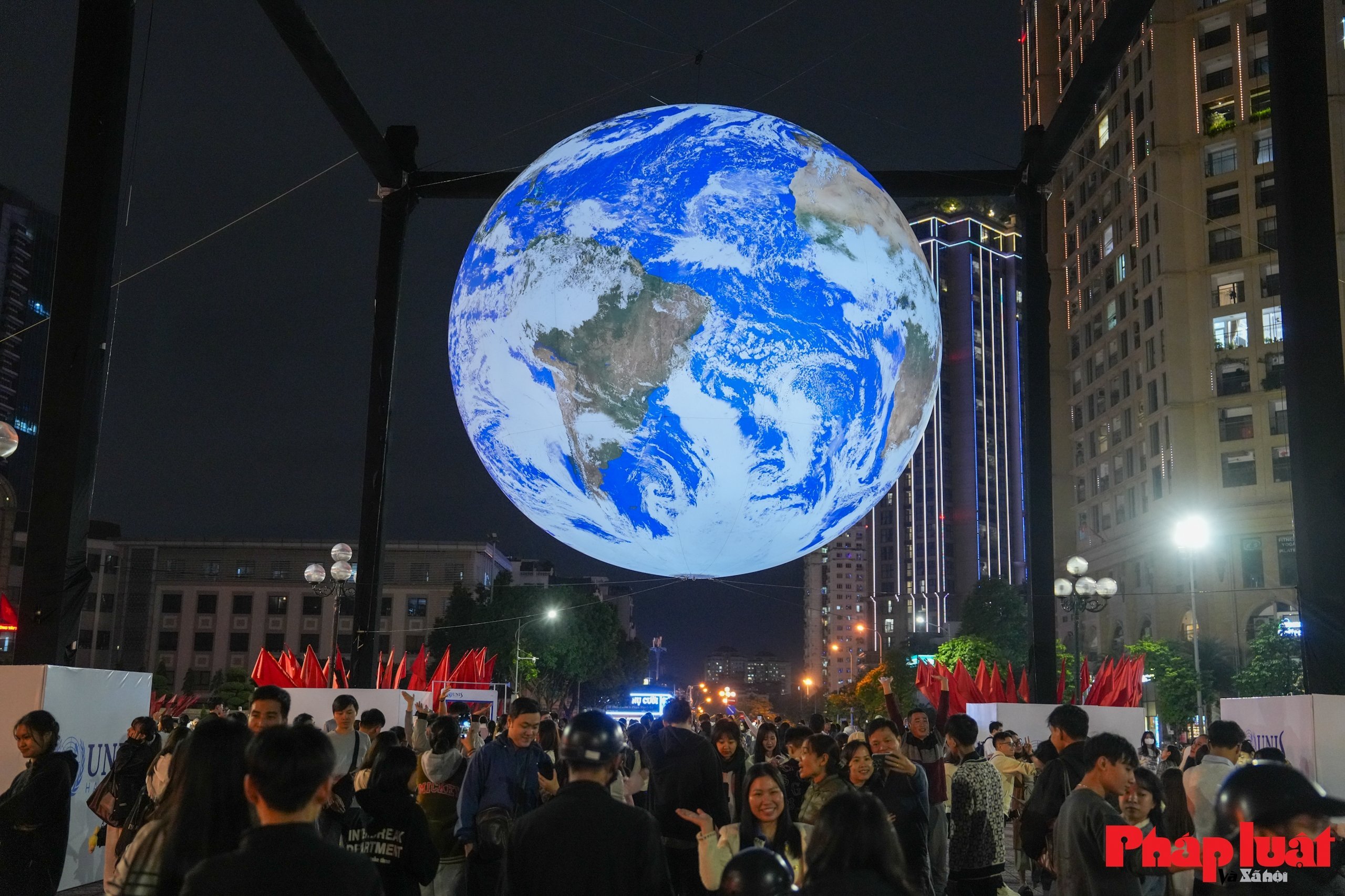 Giới trẻ Hà Nội nô nức check in cùng Trái Đất lơ lửng bên Hồ Tây